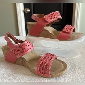Clarks Bendables Sandals Womens Size 7W 65598 Coral Leather Comfort Wedge